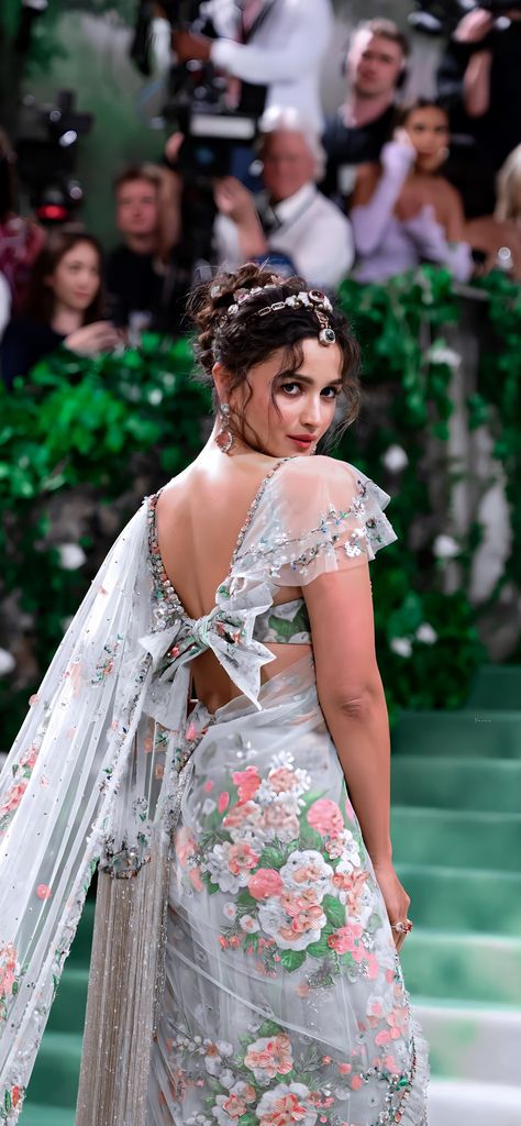 Met Gala 2024 Alia Bhatt Met Gala, Alia Bhatt Saree, Bollywood Pictures, Unique Photos, Traditional Indian Dress, Wedding Guest Style, Bollywood Wedding, Vintage Bollywood, Beautiful Dresses For Women