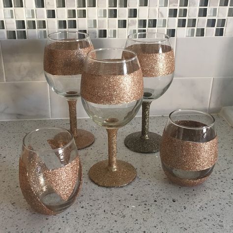 Video Tutorial DIY Glitter Wine Glasses #Glitter Dip #Glitter #DIY… Diy Glitter Glasses, Wine Glasses Diy, Glitter Wine Glasses Diy, How To Make Glitter, Glitter Wine Glasses, Wine Glass Decor, Diy Wine Glasses, Decorated Wine Glasses, Glitter Glasses