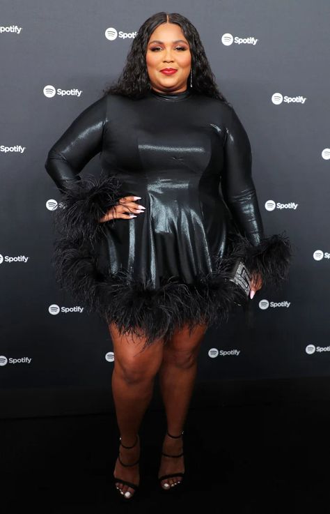 Lizzo Fashion, Grammys 2020, Grammy Party, Versace Dress, Dress Bra, Beauty Icons, Different Outfits, Fashion Costume, Celebrity News