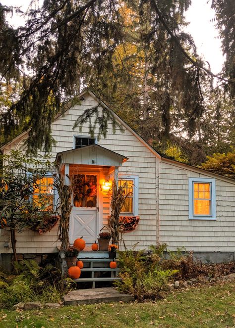 VINTAGE HALLOWEEN DECOR | Cobweb Cottage Autumn Tour - "It's A Charming Life" Fall Cottage Decor, Weekend Greetings, Fall Cottage, Thrifted Decor, Home Decor Aesthetic, Home Design Inspiration, Aesthetic Home Decor, Halloween Tattoo, Autumn Magic