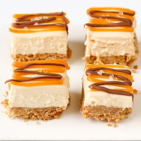 Salted Caramel Cheesecake Bites Salted Caramel Cheesecake Bites, Caramel Cheesecake Bites, Caramel Cheesecake Bars, Caramel Cheesecake Recipes, Cheesecake Bites Recipe, Baked Caramel, Salted Caramel Cheesecake, Cheesecake Bar Recipes, Dessert Party