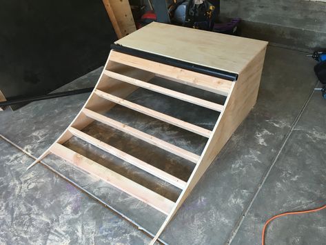 Mini Shed, Diy Light Table, Skateboard Room, Mini Skate, Scooter Ramps, Mini Ramp, Skate Ramps, Bike Hacks, Skate Ramp