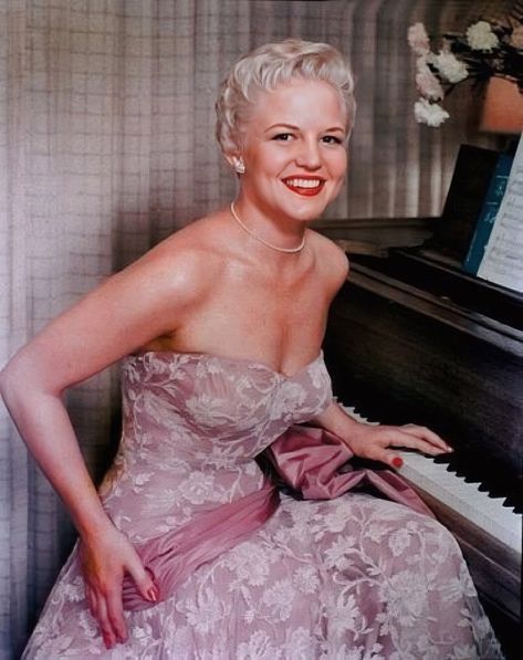 Peggy Lee - The Siamese Cat Song (1955) See more : https://classix.vietut.com/b491659406 Lola Albright, Cat Song, Judy Holliday, Peggy Lee, Mitzi Gaynor, Rose Pink Dress, Julie London, Star Style, Golden Age Of Hollywood