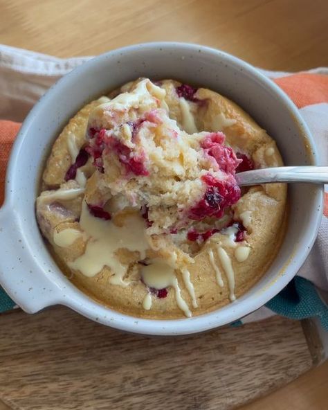 Nancy on Instagram: "White chocolate & raspberry baked oats 😍 & just look at that cakey texture! Using vanilla @proteinworks protein & code NANCYSFOOD gets you 💸💸 off! ✨For these oats I used: - 40g oat flour - 2 tbsp @proteinworks protein - tbsp @nushfoods yogurt - 1/2 mashed ripe banana - tsp baking powder - around 150ml non dairy milk - Frozen raspberries - I mixed together all the dry ingredients in a microwave proof dish. I then added the banana and liquid, & mixed well. Baked for 18 mins White Chocolate Oats, White Chocolate Yogurt, Protein Baked Oats, Chic Diet, Melted White Chocolate, Protein Oats, Chocolate Yogurt, Protein Baking, Non Dairy Milk