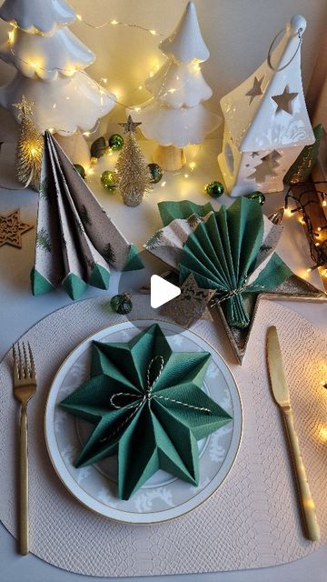 Diy Napkin Folding, Christmas Napkin Folding, Diy Napkins, Classic Table, Napkin Folding, Table Napkins, Christmas Table Decorations, Christmas Table, Folding Table