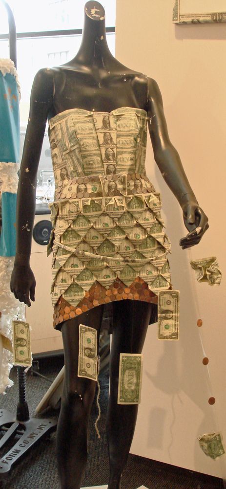 The dress made of dollar bills from the exhibit "Trash Chic" at the Art Institute, NYC. #recycled #fashion #eco #creative #chicunderground #fun #NewYork #dress #dollar #bills #money Junk Kouture, Recycled Stuff, Trash Fashion, Money Dress, Origami Dress, Reference Pics, Paper Fashion, Dollar Bills, Money Bank