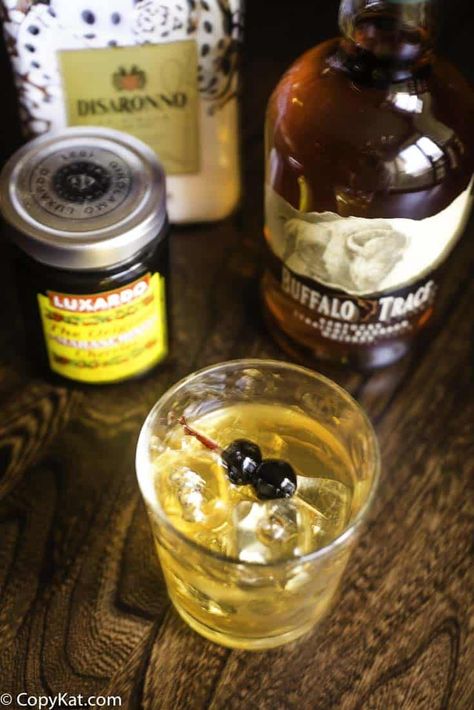 Enjoy sipping a delicious mix of whiskey and amaretto in a Godfather Cocktail. It's the perfect balance of savory and sweet. Learn how to make this classic drink with the ingredient that makes it extraordinary. Use scotch, bourbon, or your favorite whiskey. #cocktails #cocktaildrinks #beverages #drinkrecipes #amaretto #whiskey Godfather Drink, Godfather Cocktail Recipe, Godfather Cocktail, Amaretto Drinks, Whisky Cocktail, Coffee Milkshake, Banana Coffee, Whiskey Cocktail, Bourbon Drinks