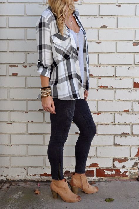 4d6e4749289c4ec58c0063a90deb3964desc51138921ri White Plaid Shirt Outfit, Plaid Shirt Outfits, Long Sleeve Plaid Shirt, Winter Trends, Fall Fashion Outfits, Plaid Tops, Casual Fall Outfits, Womens Plaid, Fall Vibes