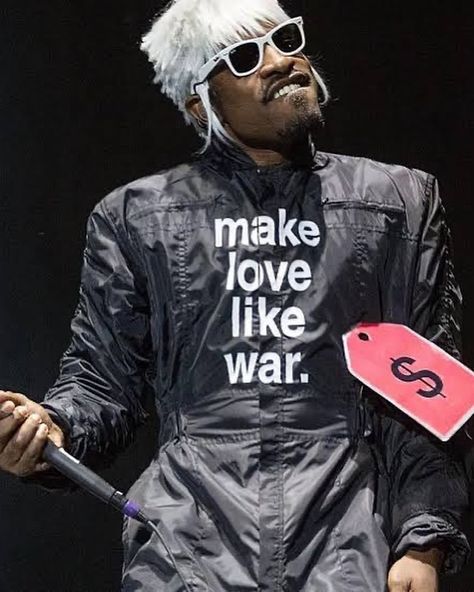 André 3000 wore his jumpsuit with quotes during the Outkast reunion tour in 2014. He often used his fashion choices as a form of artistic expression during performances. Outkast Wallpaper, Andre 300, Andre 3000, Miami Art, African Inspired Fashion, Miami Design, Art Basel, Creative Portraits, Alternative Outfits