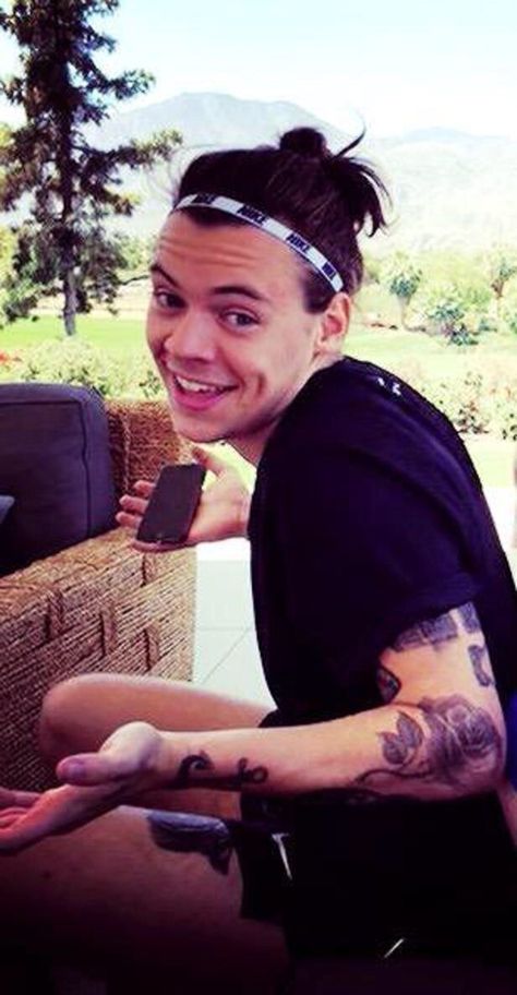 HARRY HAS A NEW TATTOO One Direction Fotos, Harry Styles Eyes, Harry 1d, Harry Styles Cute, Haikou, Harry Styles Wallpaper, Harry Styles Pictures, Harry Styles Photos, Mr Style