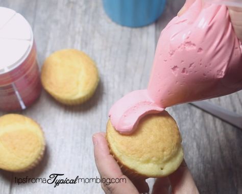 How to Frost a Cupcake with a Zip Lock Bag- Video Tutorial - Tips from a Typical Mom Easy Way To Frost Cupcakes, How To Ice Cupcakes, Frost A Cupcake, Easy Cupcake Frosting, Cupcake Frosting Techniques, Cupcake Frosting Tips, Desert Bars, Easy Cupcakes Decoration, Frost Cupcakes