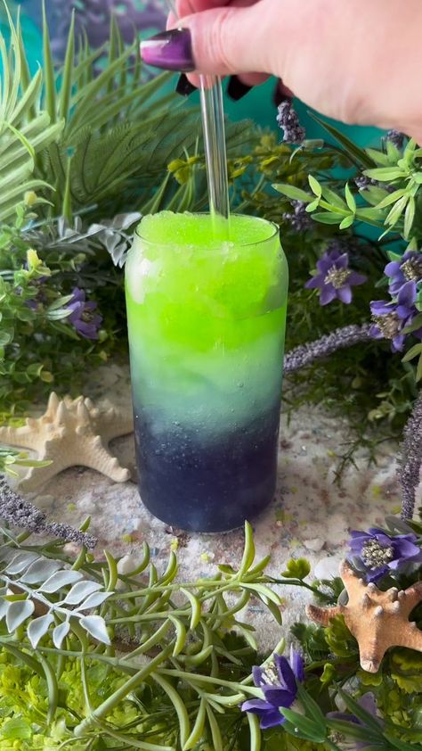 This under the sea slushie is so easy to make and you could easily change the colors to fit any theme! I blended 4 cups of ice with each color Gatorade and layered them once blended. To recreate it use grape, glacier freeze and green apple. You could even create your own with different colors/flavors! 💚 #mermaid #mermaidvibes #slushies #summerdrinks #allthingsjamie | All Things Jamie | Saweetie · ICY GRL (Instrumental) Saweetie Icy Grl, Secret Starbucks Recipes, Slushie Recipe, Snack Hacks, Freeze Greens, Smoothie Drink Recipes, Tasty Recipes Videos, Snack Attack, Starbucks Recipes