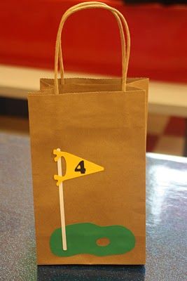 Goody bags for golf party Mini Golf Party, Golf Centerpieces, Goodie Bag Ideas, Golf Fundraiser, Golf Crafts, Golf Theme Party, Golf Party Favors, Golf Ball Crafts, Golf Birthday Party