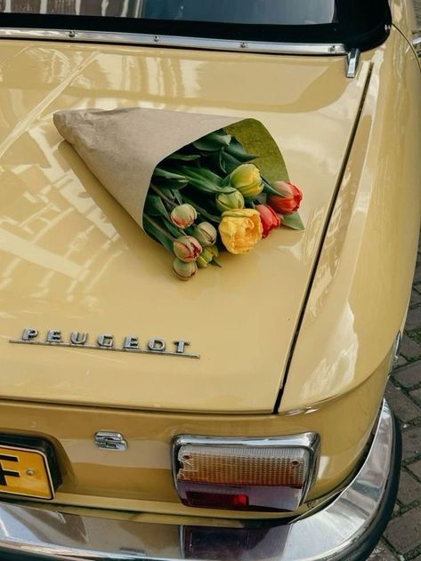 Yellow Things Aesthetic, Vintage Car With Flowers, Old Summer Aesthetic, Old Cars Aesthetic, Cars And Flowers, Vintage Cars Aesthetic, Vintage Car Photography, Yellow Moodboard, Cars Flowers