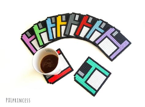 Perler Bead Coasters Circle, Perler Coasters Pattern, Hama Beads Coasters, Perler Beads Ideas, Hamma Beads Ideas, Perler Creations, Home Decor Retro, Fuse Bead Patterns, Art Perle