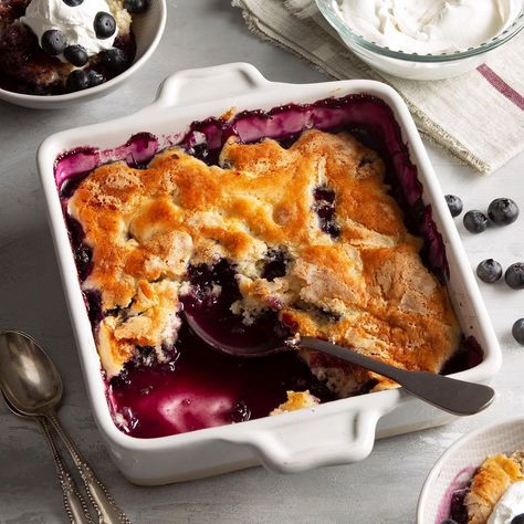 Blueberry Pudding Cake Blueberry Pudding Cake, Man Fire Food, Blueberry Cakes, Buckle Recipe, Rustic Tart, Blueberry Pudding, Pudding Cake Recipe, Strawberry Meringue, Blueberry Buckle