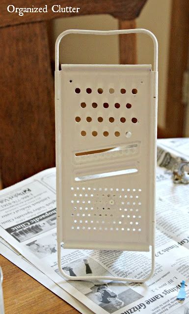 Cheese Grater Crafts, Diy Plate Rack, Diy Canvas Frame, Gingerbread Recipes, Organized Clutter, Primitive Kitchen Decor, Industrial Bookshelf, Vintage Kitchen Utensils, Faux Shiplap