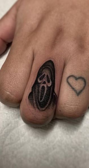 Skull Finger Tattoos, Men Finger Tattoos, Cool Finger Tattoos, Wörter Tattoos, Thumb Tattoos, Small Finger Tattoos, Finger Tattoo For Women, Finger Tats, Knuckle Tattoos