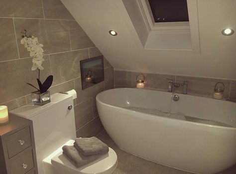 Small Bathroom With Tub, Drømme Bad, Bathroom With Tub, Tv In Bathroom, Loft Bathroom, Attic Bathroom, Attic Renovation, Attic Remodel, Attic Rooms