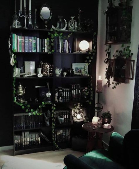 Witchcraft Bedroom, Spooky Interior, Household Aesthetic, Whimsy Goth Bedroom, Goth Academia, Gothic Library, Goth House, Moody Home Decor, Goth Bedroom