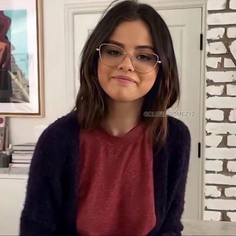 Zendaya Eyeglasses, Selena Gomez Glasses, Celebrities With Glasses, Selena Gomez Wallpaper, Glasses Inspiration, Outfits Gorditas, Selena Gomez Photoshoot, Eyeglasses 2024, Selena Gomez Photos