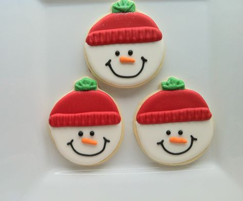 Snowman with hat Decorated Christmas Cookies, Christmas Cookie Cake, Christmas Sugar Cookies Decorated, Cute Christmas Cookies, Christmas Cutouts, Snowman Cookies, Winter Cookie, Sugar Cookie Designs, Xmas Cookies