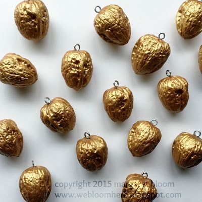 we bloom here: tutorial :: a golden walnut garland Walnut Decoration Christmas, Christmas Nuts Decoration, Walnut Crafts Christmas, Walnut Diy Crafts, Walnut Christmas Decorations, Walnut Christmas Ornaments, Walnut Garland, Walnuts Christmas, Walnut Decoration