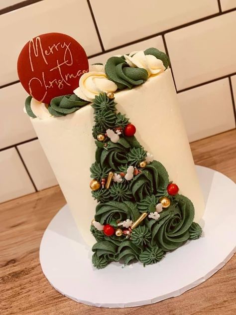 Christmas Themed Cakes Simple, Christmas Theme Cakes, Christmas Cake Designs Buttercream, Elegant Christmas Cake Designs, Christmas Cake Buttercream, Christmas Cakes Decoration, Crismas Cakes Ideas, Christmas Cake Ideas Elegant, Xmas Cake Decorating Ideas