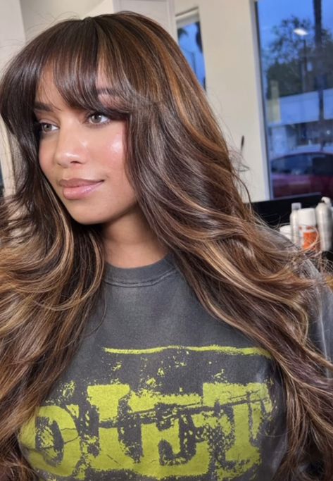 Brown W Highlights Hair, Bangs With Face Framing Highlights, Dark Brown Hair With Caramel Highlights And Curtain Bangs, Chocolate And Honey Hair Color, Baylage Black Woman, Caramel Highlights With Bangs, Hair Colour On Dark Skin, Honey Blonde And Black Hair, Highlights Brown Hair With Bangs