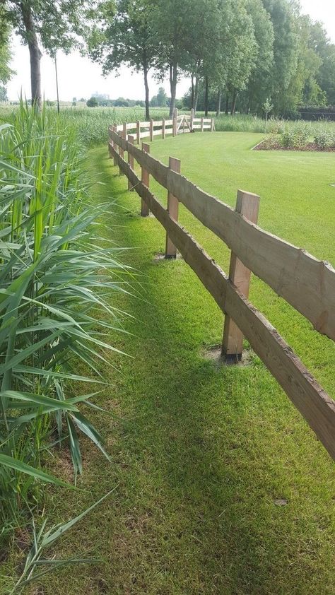 Bring a new life to your interiors with elegant woodworking ideas. Perfect projects to personalize and enhance your home decor. Image Source: https://www.pinterest.com/pin/236509417926516118 Country Fencing Ideas Ranch, Country Fence Ideas, Farm Fence Ideas, Wood Fence Design, Country Fences, Rustic Fence, Farm Fence, Fence Landscaping, Outdoor Decor Backyard