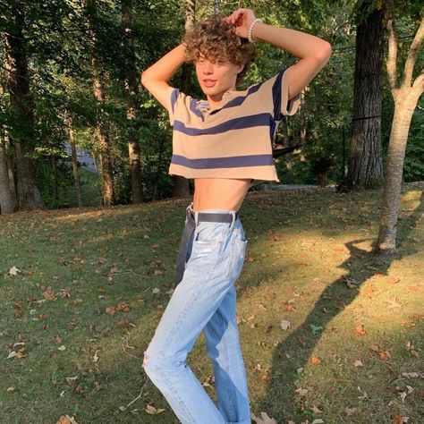 Guy In Crop Top, Lollapalooza Outfit, Boys In Crop Tops, Male Crop Top, Male Models Poses, Gay Outfit, Half Shirts, Crop Top Outfits, Crop Top Shirts