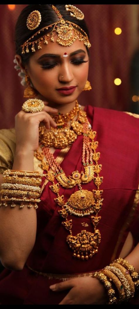 Maang Tika, Indian Bride Makeup, Matha Patti, Bride Portraits, Jewellery Indian, Bride Portrait, Wedding Saree Indian, Indian Necklace, Head Jewelry