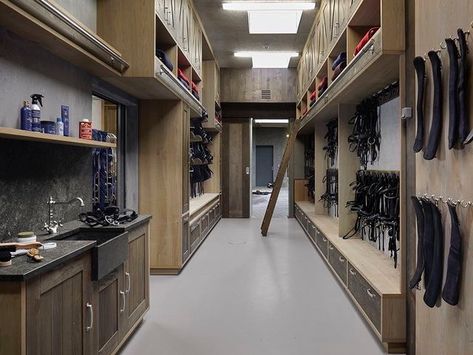 Tack Room Organization, Sas Entree, Horse Tack Rooms, Equestrian Stables, Tack Rooms, Horse Barn Ideas Stables, Horse Barn Designs, Dream Stables, Dream Horse Barns