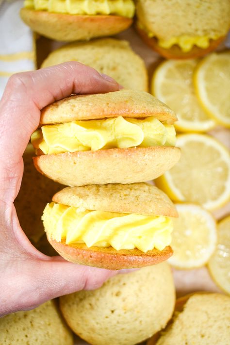 An easy recipe for lemon buttercream filled miniature whoopie pies. Made with fresh lemon juice and zest, plus a hint of pure lemon oil, these zesty lemon buttercream whoopie pies make a sweet summertime treat for picnics, bake sales, and birthday parties. The best easy lemon whoopie pie recipe! Whoopi’s Pies, Whoopie Pie Recipes, Lemon Whoopie Pie Recipe, Moon Pie Recipe, Lemon Whoopie Pies, Amish Cookies, Whoopie Pie Filling, Easy Pudding Recipes, Whoopie Pie Recipe