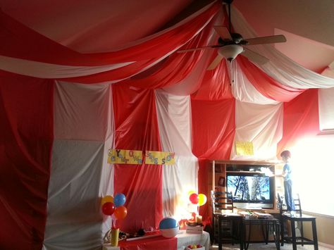 DIY Carnival circus tent. Roll of red & white tablecloths. Secure to ceiling. Then use thumbtacks to attach where the ceiling meets the wall. Diy Circus Tent, Circus Tent Craft, Tent Craft, Carnival Tent, Diy Tulle, Diy Carnival, Creepy Carnival, Halloween Circus, Diy Tent