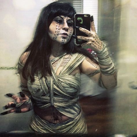 Ahmanet Costume, The Mummy Cosplay, Ahmanet The Mummy, Mummies Costume, Mummy Makeup Halloween, Egyptian Mummy Costume, Princess Ahmanet, Mummy Cosplay, Mummy Museum