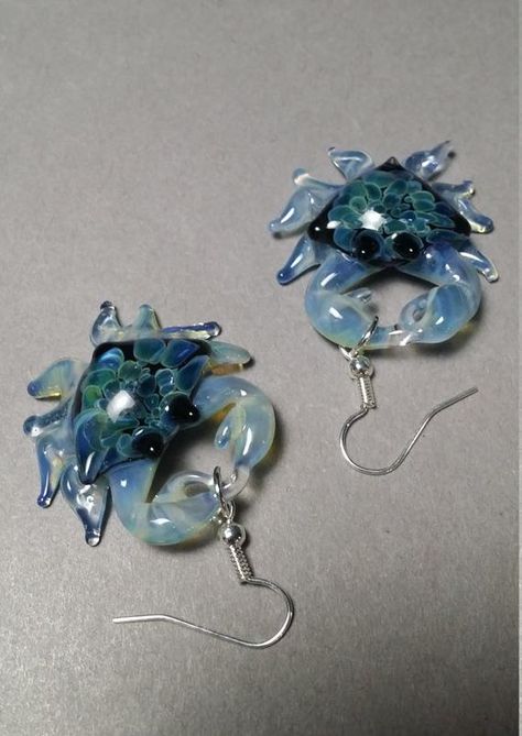 Blue sand crab earrings with silver plated ear wires. Designed and made by Ron Murphy of glassnfire.   Sea life animals such as this Sand crab have been among some of the animal that I have studied personally in their natural environment. While these are more of a greenish coloring they are designed Aquatic Jewelry, Ocean Accessories, Sea Accessories, Crab Earrings, Sea Life Animals, Jewelry Ocean, Ocean Earrings, Ocean Nature, Earrings Beach