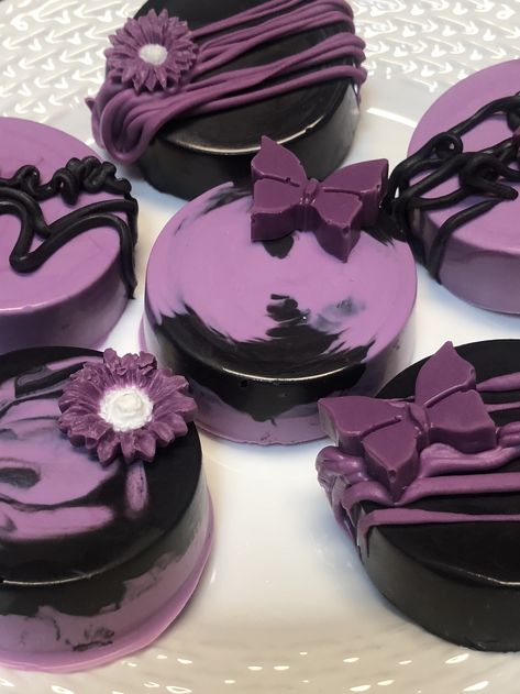 Purple and Black Chocolate Covered Butterfly Oreos Purple And Black Chocolate Covered Strawberries, Purple Butterfly Chocolate Covered Strawberries, Galaxy Chocolate Covered Oreos, Purple Chocolate Covered Oreos, Themed Chocolate Covered Oreos, Pastel Chocolate Covered Oreos, Purple Chocolate, Oreo Treats, Chocolate Covered Cookies