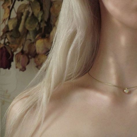 Aesthetic Collar Bone Picture, Defined Collar Bone, Pretty Bone, Clean Girl Aesthetic, Bone Necklace, Collar Bone, Golden Necklace, Golden Jewelry, Pale Skin