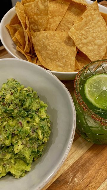 Guacamole Chips, Creamy Guacamole, Game Day Recipes, Spicy Margarita, Cocktail And Mocktail, Homemade Guacamole, Homemade Chili, Sour Cream And Onion, Guacamole Recipe