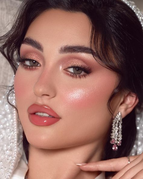 Glowy Engagement Makeup, Pinky Soft Glam Makeup, Coquette Wedding Makeup, Pink Tone Bridal Makeup, No Makeup Look For Wedding, Pinky Glowy Bridal Makeup, Glossy Wedding Makeup, Nikkah Makeup Looks Simple, Glittery Bridal Makeup