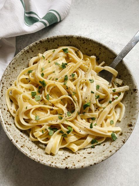 The Best Vegan Fettuccine Alfredo You’ll Ever Eat �– Plant Based Jane Vegan Fettuccine Alfredo, Fettuccine Pasta, Creamy Recipes, Healthy Toddler Meals, Fettuccine Alfredo, Vegan Cream Cheese, Vegan Condiments, Nut Free, Roasted Garlic