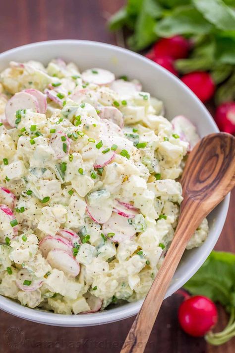 Creamy Potato Salad Recipe Potato Salad Without Eggs, Potato Salad Dressing, Southern Potato Salad, Potato Salad Recipe Easy, Salad Cream, Easy Potato Salad, Creamy Potato Salad, Resep Salad, Sour Cream Recipes