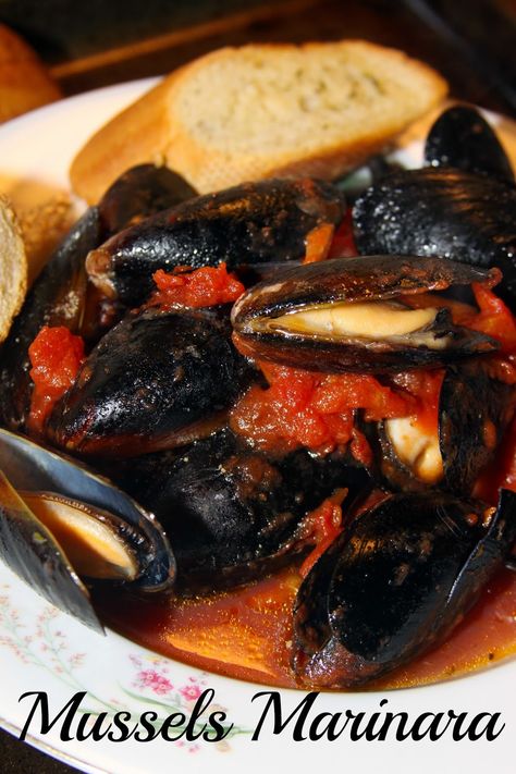 Healthy Italian Steamed Mussels Marinara - fresh and flavorful and best served with crusty bread. Zombie Recipe, Bisquick Quiche, Chicken Calories, Laing Recipe, Seafood Marinara, Mussels Marinara, Irn Bru, Marinara Recipe, Steamed Mussels