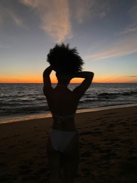 Sun beach Shower Aesthetic Black Woman, Cute Beach Pictures Black Women, Beach Photoshoot Black Women, Beach Pictures Black Women, Romanticing Life, Baddie Pics, Beach Rain, Sunset Beach Pictures, Cute Beach Pictures