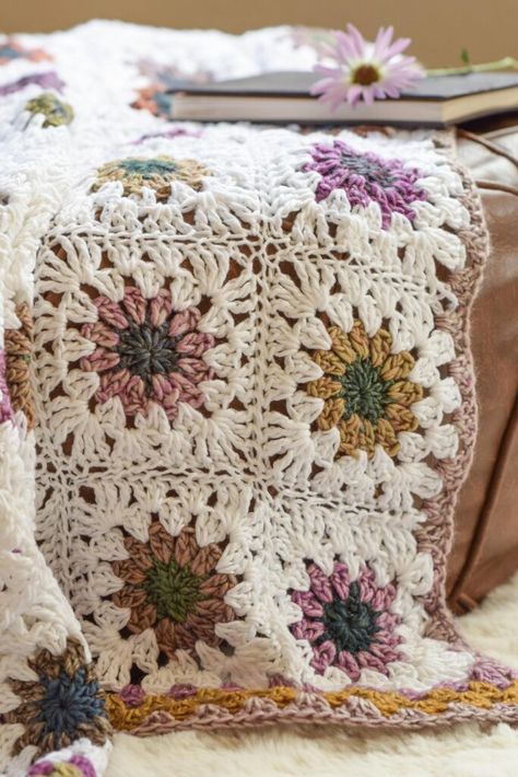 Modern Granny Square Blanket, Flower Granny Square Blanket, Crochet Flower Granny Square Pattern, Granny Square Häkelanleitung, Crochet Flower Blanket, Flower Granny Square, Crochet Blanket Designs, Crochet Granny Square Blanket, Flower Blanket