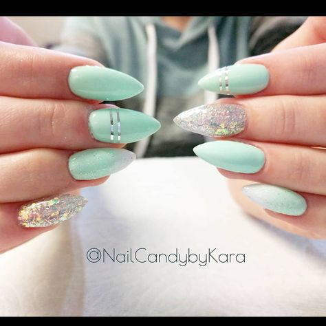 Mint And Silver Nails, Mint Green Ombre Nails, Mint Green And White Nails, Mint Green Nails With Glitter, Mint And White Nails, Mint Green Gel Nails, Mint Colored Nails, Green Nails For Spring, Menta Nails