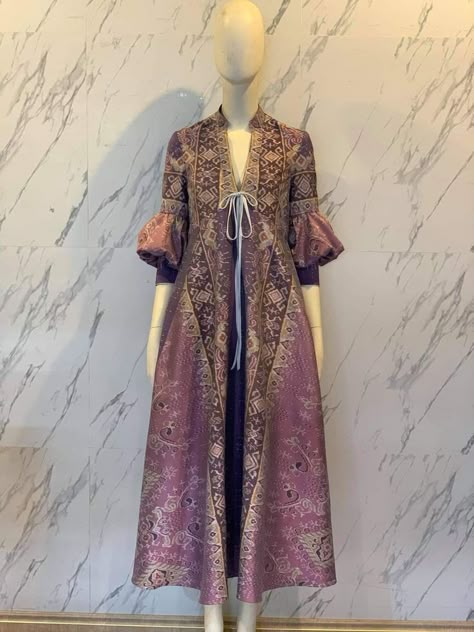 Dress Batik Modern, Dress Brokat Modern, Outer Batik, Batik Dress Modern, Thai Silk Dresses, Kebaya Modern Dress, Batik Kebaya, Dress Pesta, Prom Dresses Black