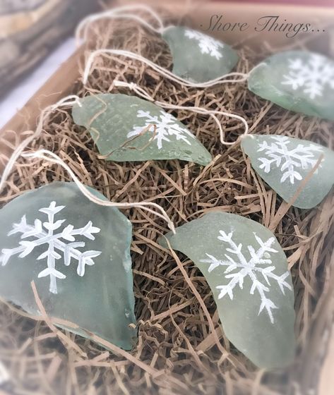 Sea Glass Christmas Ornaments, Sea Glass Ornaments, Sea Glass Jewelry Diy, Seaglass Ideas, Crystal Wrapping, Seaglass Crafts, Beach Tree, Sea Glass Art Diy, Beach Christmas Decorations