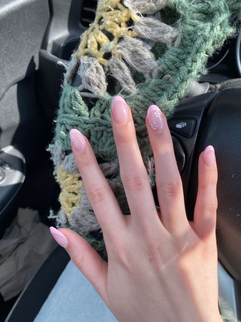 Pink French Tip Nails With Accent Nail, Nail Ideas Pink With Flowers, Pink French Tip Nails With Daisy, Round Nails With Flowers, Pink French Tip With Accent Nail, French Tip Nails With Small Flowers, Light Pink French Tip Nails With Design, Pretty Short Acrylic Nails French Tips, Light Pink French Tips With Flowers